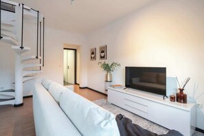 Smart TV - Duplex Studio in Art District by HostWise (Porto)