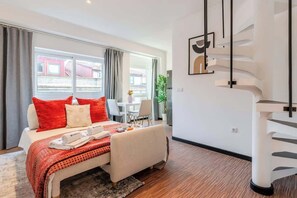 1 bedroom, iron/ironing board, travel cot, free WiFi - Duplex Studio in Art District by HostWise (Porto)