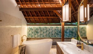 Secador de pelo, bidet, toallas, jabón