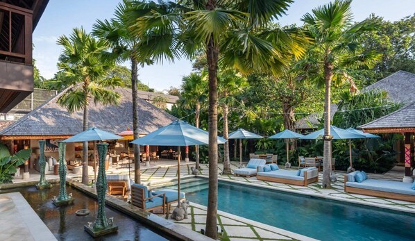 Una piscina al aire libre