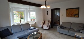 Smart-TV, Kamin, Videospiele, Tischfußball