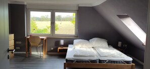 5 bedrooms, travel crib, free WiFi, wheelchair access - Activity country house near the Baltic Sea with pool & orchard, for family & friends (Lübow)