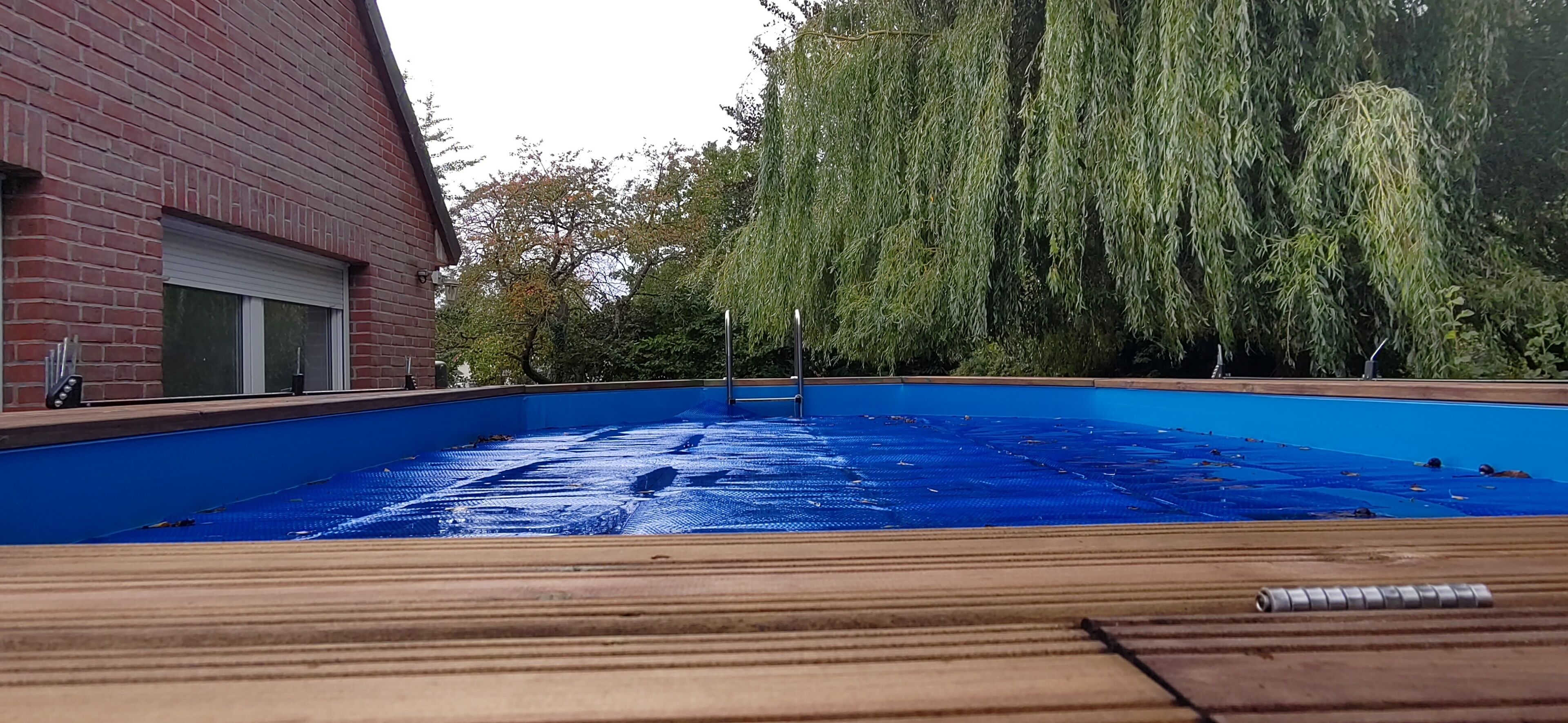 Una piscina al aire libre, una piscina climatizada