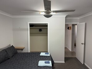 2 عدّة غرف نوم ومكواة/لوح كي وواي فاي وملاءات أسرّة