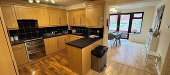 Modern 4-Bed Home | Long Stay | Parking and Wi-Fi