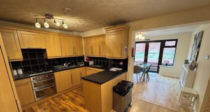 Modern 4-Bed Home | Long Stay | Parking and Wi-Fi