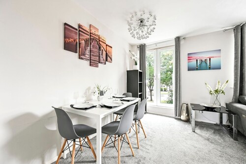 Modern 3-Bed Maisonette | Epping High St | Parking