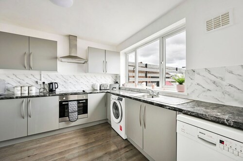 Modern 3-Bed Maisonette | Epping High St | Parking