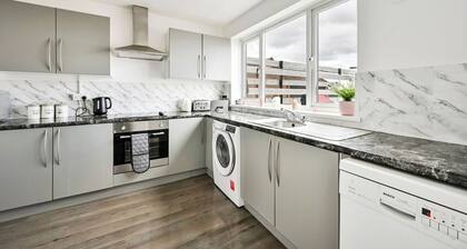 Modern 3-Bed Maisonette | Epping High St | Parking