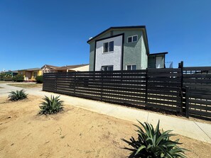 Exterior - Chic 1-bedroom Sofi, intuit, Kia forum Home
Downstairs left (Los Angeles)