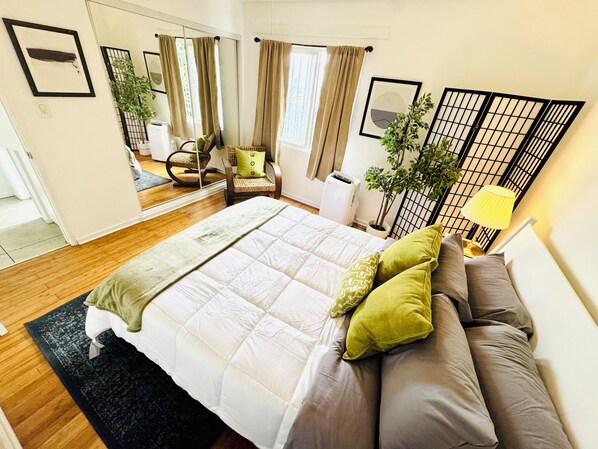 1 bedroom, iron/ironing board, Internet, bed sheets - Chic 1-bedroom Sofi, intuit, Kia forum Home
Downstairs left (Los Angeles)