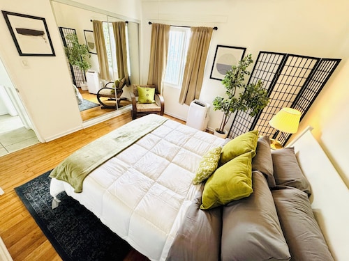 Chic 1-bedroom Sofi, intuit, Kia forum Home 

Downstairs left