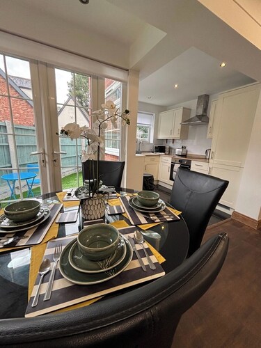 Quirky 2-Bed Brentwood Home Near High St and Station