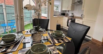 Quirky 2-Bed Brentwood Home Near High St and Station