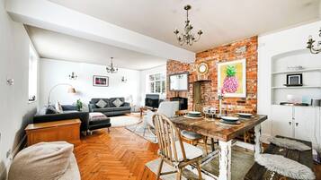 TV, fireplace