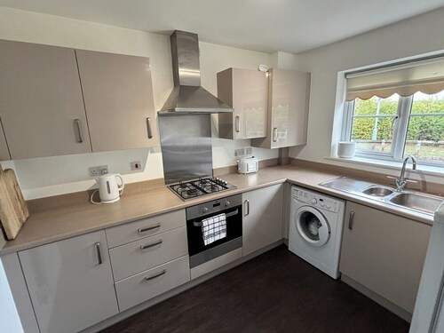 Modern 3-Bed 3-Bath Home | Quiet Road | Parking |