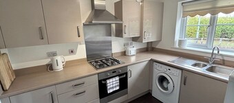 Modern 3-Bed 3-Bath Home | Quiet Road | Parking |