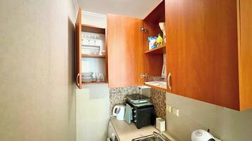 Kühlschrank, Ofen, Herdplatte, Wasserkocher mit Kaffee-/Teezubehör