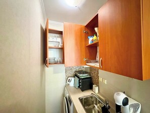 Fridge, oven, stovetop, coffee/tea maker - The Cozy Breeze Studio (Varna)