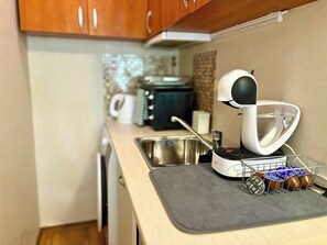 Fridge, oven, stovetop, coffee/tea maker