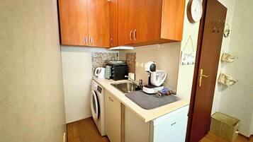 Kühlschrank, Ofen, Herdplatte, Wasserkocher mit Kaffee-/Teezubehör