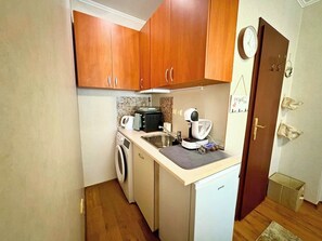 Fridge, oven, stovetop, coffee/tea maker - The Cozy Breeze Studio (Varna)