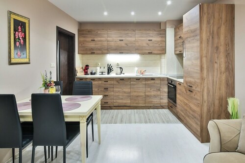 Urban Breeze 2BR apartment with free parking