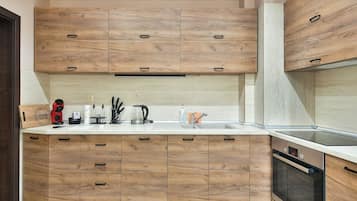 Refrigerador, horno, placa de cocina, cafetera/tetera