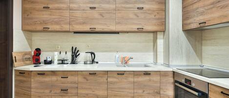 Réfrigérateur, four, plaque de cuisson, cafetière/bouilloire