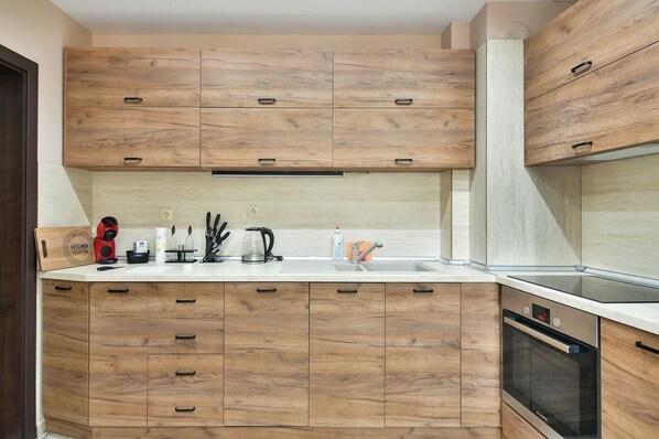 Fridge, oven, stovetop, coffee/tea maker