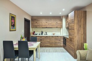 Fridge, oven, stovetop, coffee/tea maker