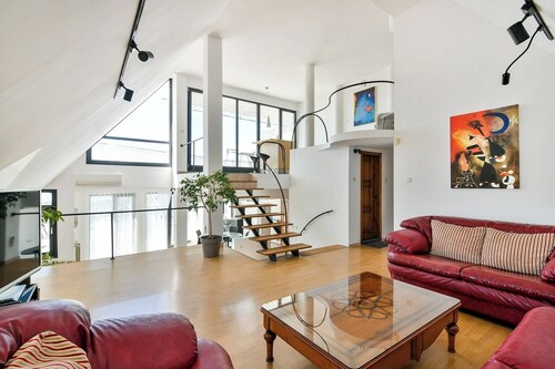 Skyline Grand Penthous free park