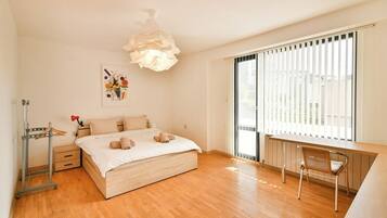 4 bedrooms, iron/ironing board, WiFi, bed sheets