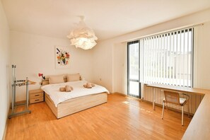 4 bedrooms, iron/ironing board, WiFi, bed sheets