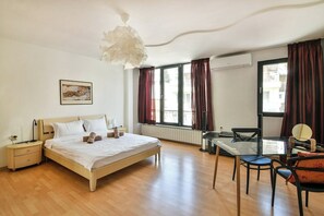 4 bedrooms, iron/ironing board, WiFi, bed sheets