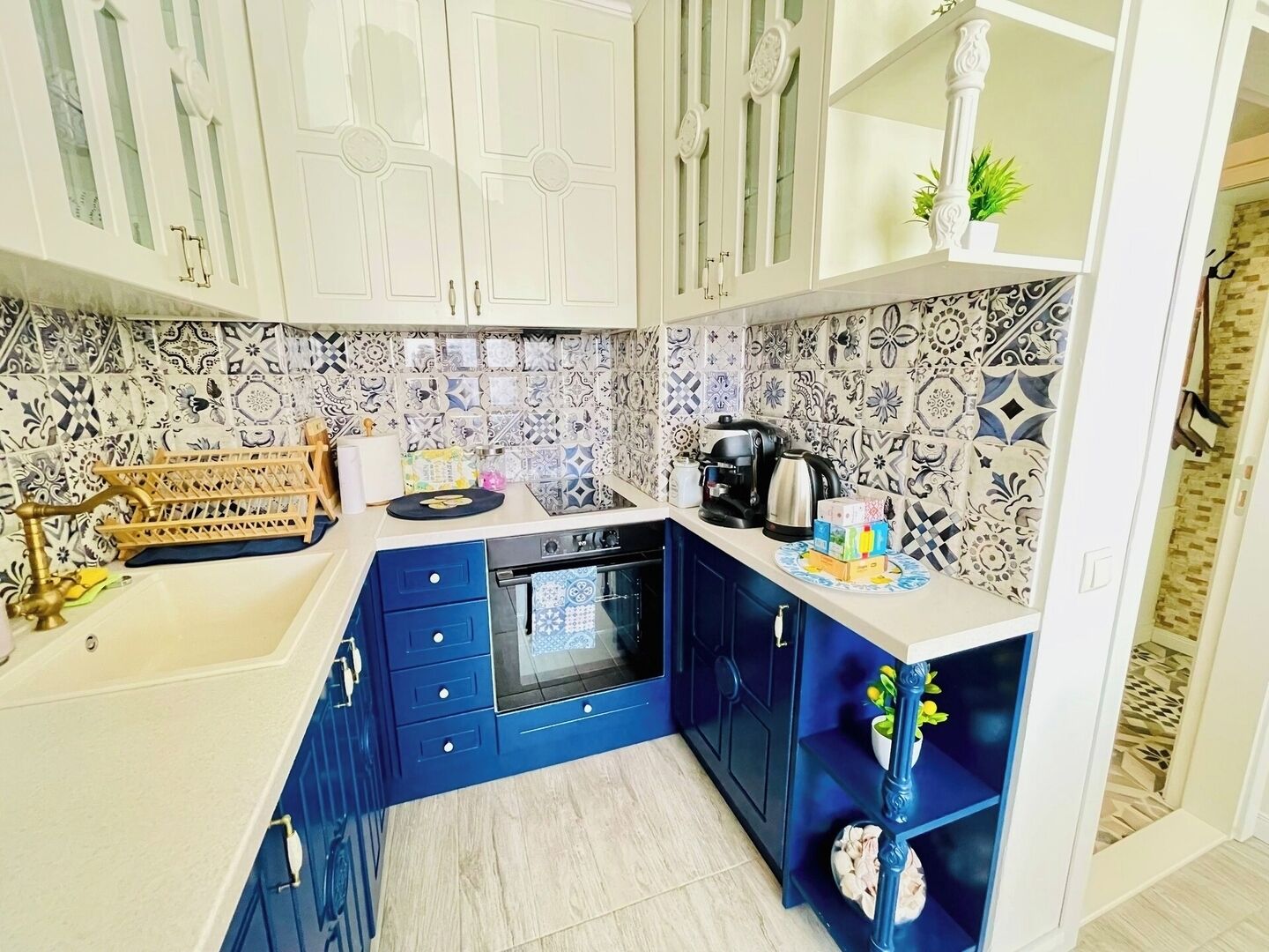 Frigorífico, horno, placa de cocina y cafetera o tetera