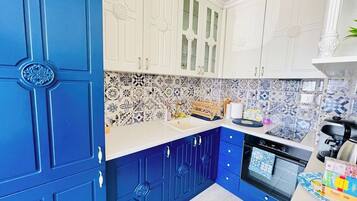 Fridge, oven, stovetop, coffee/tea maker
