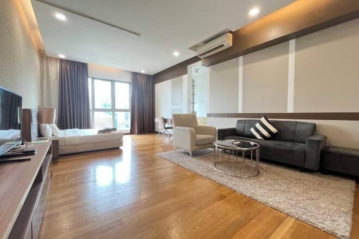 Un salon moderne avec un canapé, un fauteuil et une table basse.