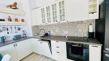 Fridge, oven, stovetop, dishwasher