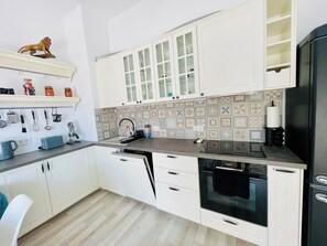 Fridge, oven, stovetop, dishwasher