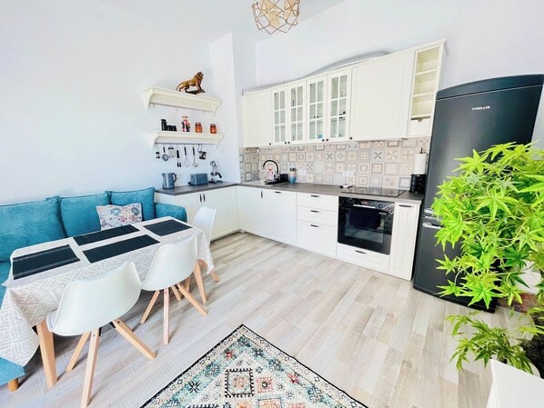 Fridge, oven, stovetop, dishwasher