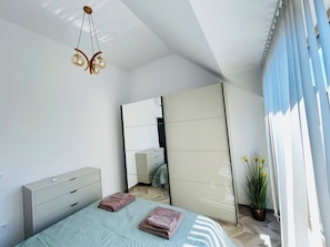 2 bedrooms, iron/ironing board, WiFi, bed sheets