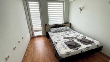 Iron/ironing board, WiFi, bed sheets