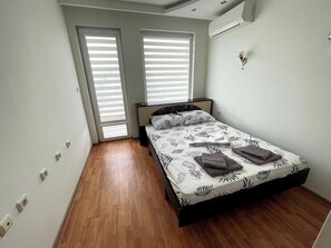 Iron/ironing board, WiFi, bed sheets