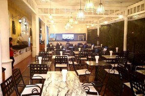 Restaurant - Three Bears, Thailand Pattaya Venetian Apartment (Pattaya)