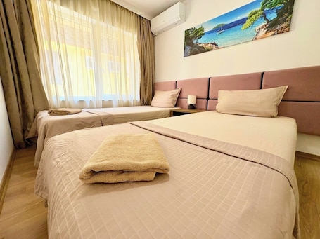 2 bedrooms, iron/ironing board, WiFi, bed sheets. City Charm Apartments 2