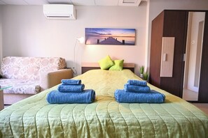 1 slaapkamer, een strijkplank/strijkijzer, wifi, beddengoed
