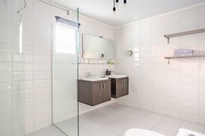 Shower, hair dryer, towels, shampoo