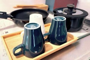 A tray with two dark mugs and a white cup on a wooden surface. - Rakuyado Sanno (Osaka)