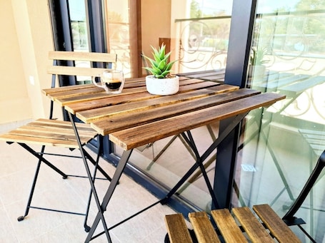Outdoor dining. Bella Mare 2br Residence